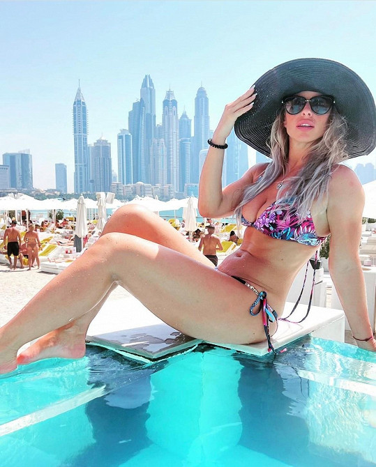 Sonia Edde vystavila svoje tělo v Dubaji.