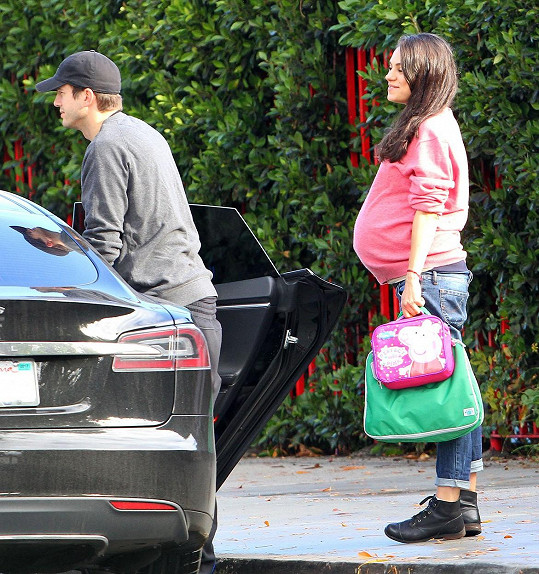 Mila Kunis s manželem Ashtonem Kutcherem budou už brzy dvojnásobnými rodiči.