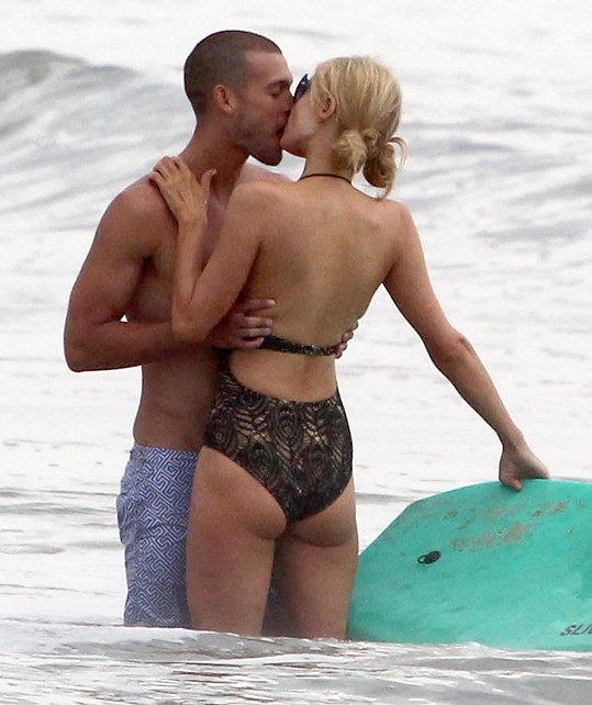 Paris Hilton s tajemným mužem nedaleko jejího plážového domu v Malibu.