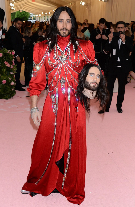 Jared Leto rozhodně zabodoval na akci v roce 2019. V kostýmu Gucci byl už tak nepřehlédnutelný, a k tomu měl v podpaží repliku vlastní hlavy, kterou kritici zhodnotili jako nejlepší módní doplněk toho roku. 