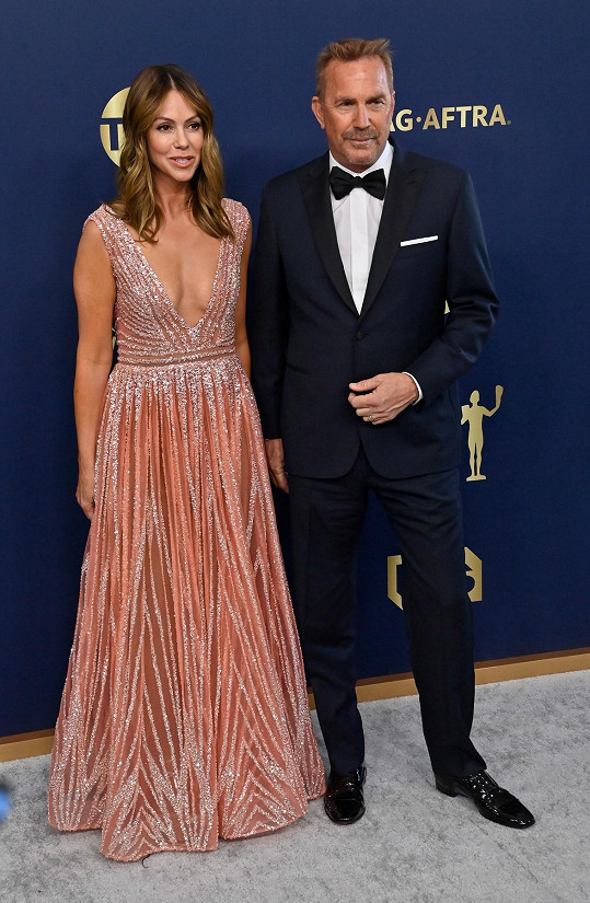 Kevin Costner s krásnou manželkou Christine Baumgartner
