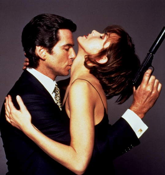 Pierce Brosnan a Izabella Scorupco v bondovce Golden Eye (1995)
