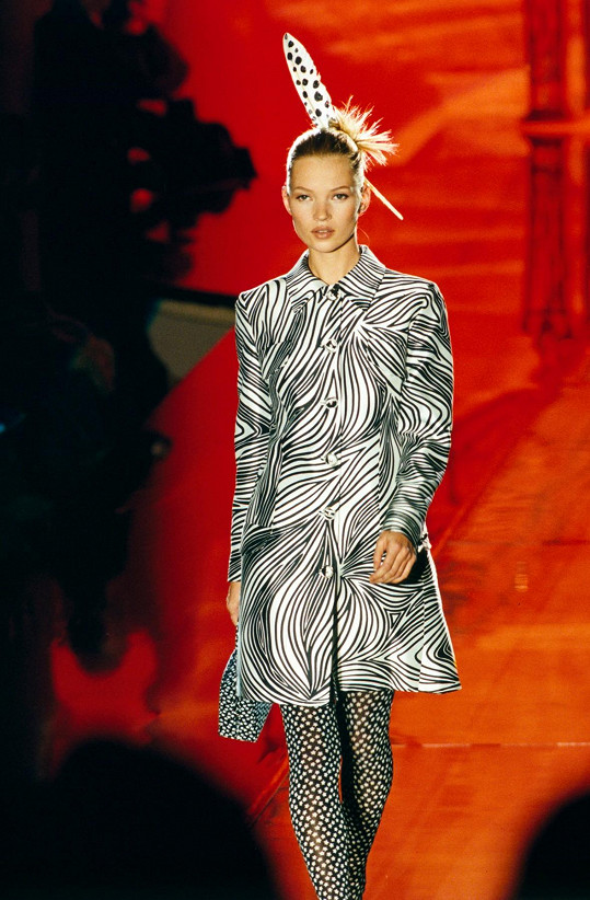 Kate Moss na přehlídce Versace v roce 1996