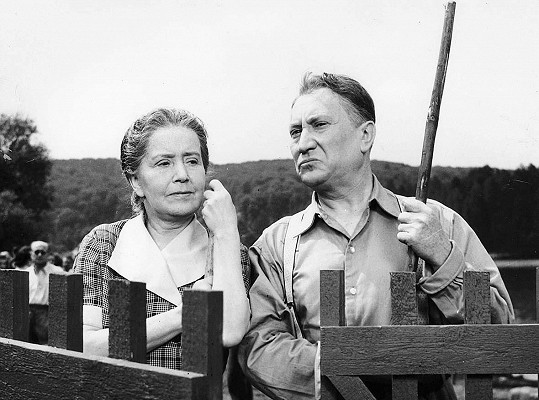 Růžena Šlemrová a Jaroslav Marvan. Ti dva se proslavili především v prvorepublikových filmech. Dovolená s Andělem byla v 50. letech už značně ideologicky zabarvená, přesto si lidé film oblíbili.