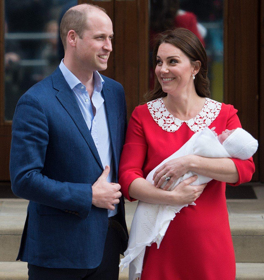 Kate před rokem porodila prince Louise.