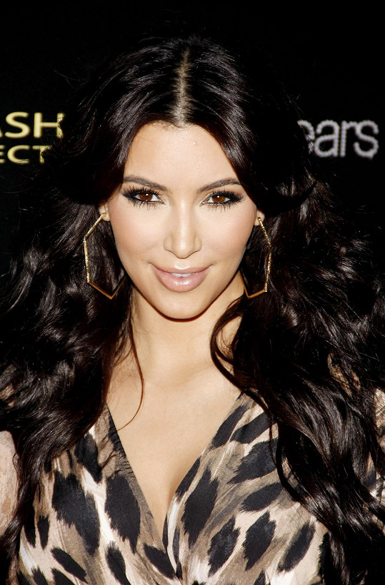 Kim Kardashian v mládí holdovala botoxu, po špatné reakci s ním prý sekla. 