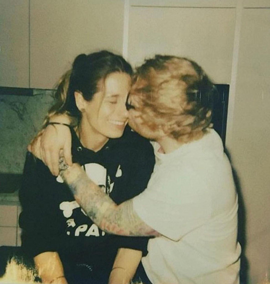 Ed Sheeran s manželkou Cherry, kterou si vzal v roce 2018.