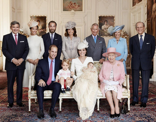 Britská královská rodina se na křtiny patřičně vyparádila.