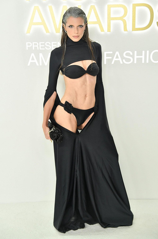 Julia Fox vynesla na udílení módních cen CFDA Fashion Awards model Valerievi.