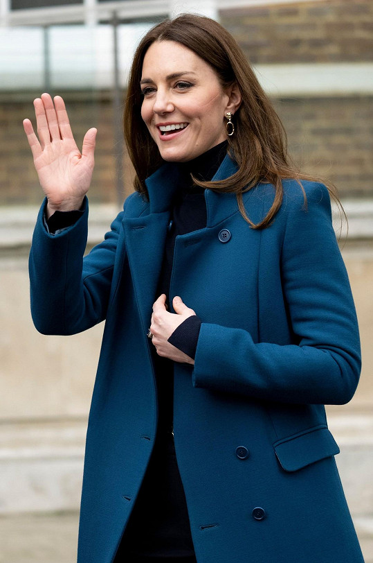 Vévodkyně Kate doplnila zrecyklovaný outfit náušnicemi za 200 Kč. 