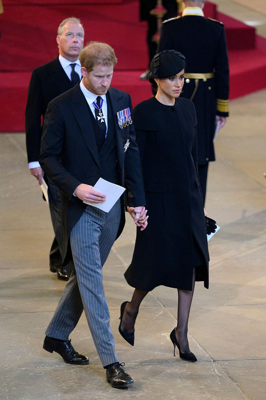 Harry nejspíš ocenil, že ho žena může držet za ruku. 