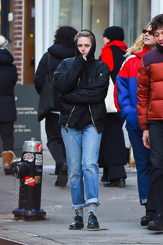 Kristen Stewart vyrazila do ulic Manhattanu zachumlaná do péřovky. 