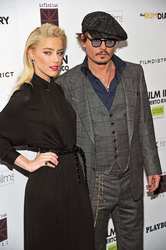 Amber Heard a Johnny Depp se seznámili na natáčení filmu Rumový deník, kde se do sebe zamilovali, což brzy vedlo ke svatbě a později rychlému rozvodu. 