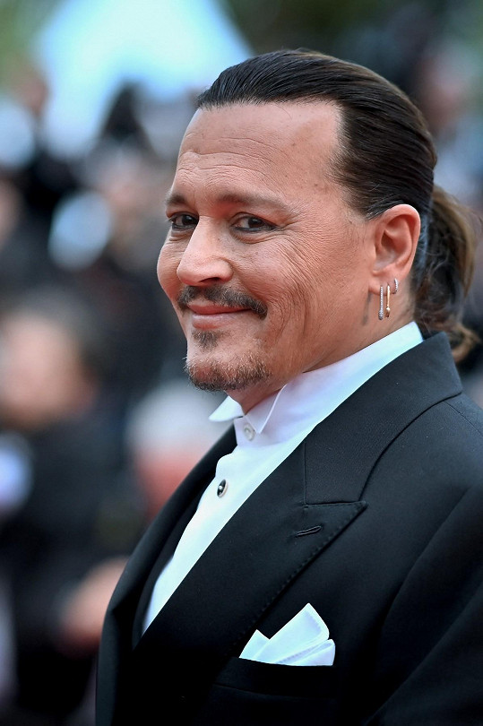 Johnny na červeném koberci v Cannes