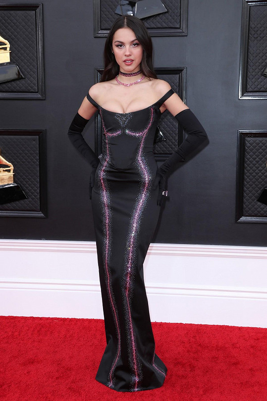 Třemi cenami Grammy ověnčená Olivia Rodrigo oblékla sexy model od Vivienne Westwood.