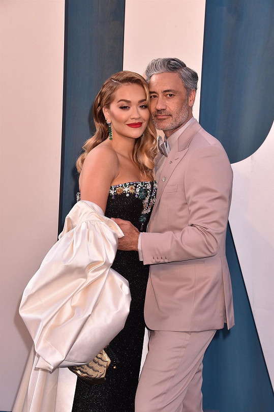 Rita Ora s přítelem Taikou Waititim na párty po Oscarech. 