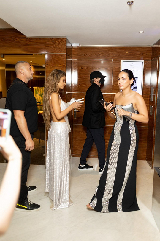 Maskovaný Leo DiCaprio opouštěl party v Cannes společně s dvěma dámami. 