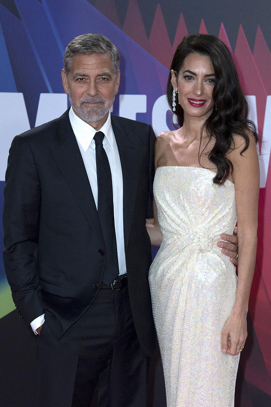 Těmi vyfocenými byli George Clooney a jeho žena Amal. Tajná fotka se dostala až do médií, a narušila tak soukromí hostů v destinaci, kde si potrpí na opatrování soukromí všech přítomných. 