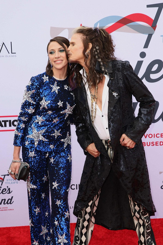 Steven Tyler něžně políbil svou přítelkyni Aimee Preston.