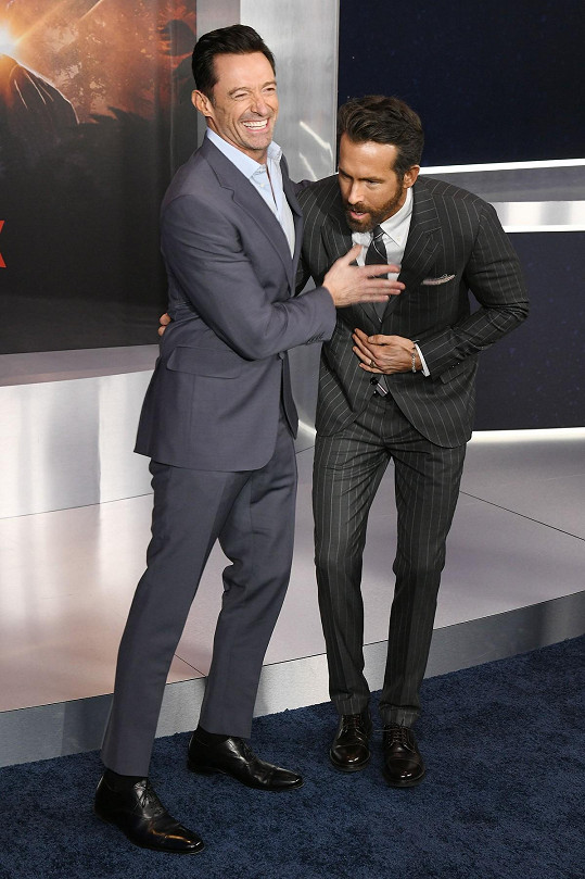 Ryana Reynoldse přišel na premiéru podpořit kamarád Hugh Jackman. Pánové si ze sebe nedělají srandu jen na sociálních sítích, ale baví se i na společenských událostech. 