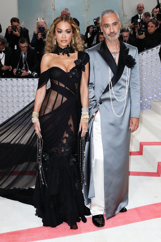 Rita Ora překvapila elegancí, ačkoli oblíbeným průsvitným materiálům neodolala. Doprovodil ji manžel Taika Waititi.