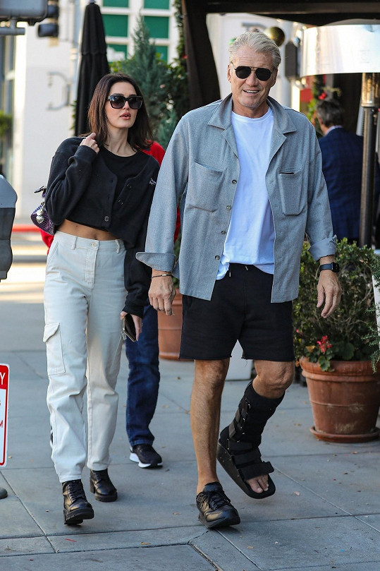Dolph se snoubenkou Emmou Krokdal si vyrazili na oběd do restaurace Via Alloro v Los Angeles.