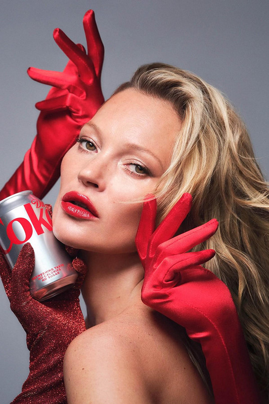Kate Moss navázala spolupráci s Diet Coke a pobavila dvojsmyslným vtípkem. 