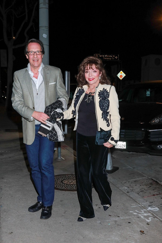 Joan Collins se svým pátým manželem Percym Gibsonem v pondělí zašli na večeři do restaurace Craigs.