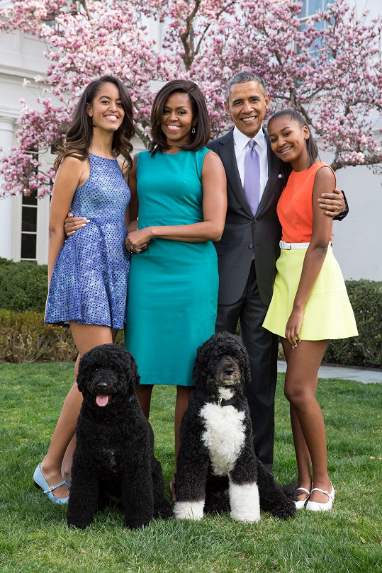 Obamovi s oběma jejich dcerami Maliou a Saschou a rodinnými mazlíčky na snímku z roku 2015.