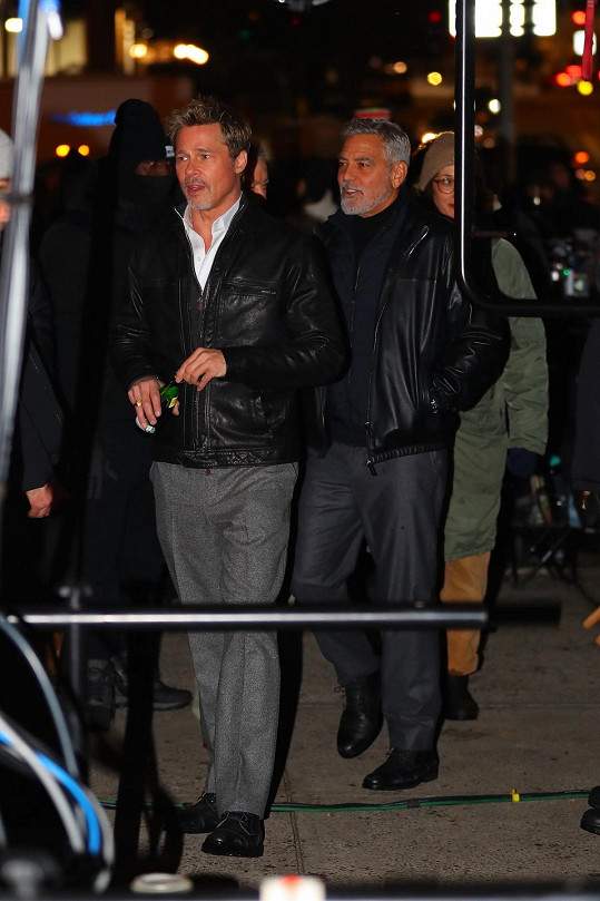 Brad Pitt a George Clooney natáčejí thriller Wolves.