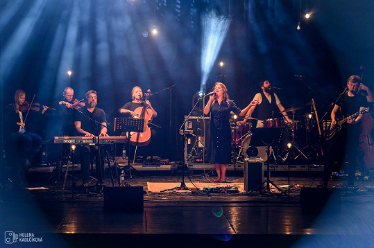 Aneta na koncertním turné Dvě slunce aneb Jak krásné je být milován s kapelou a smyčcovým triem.
