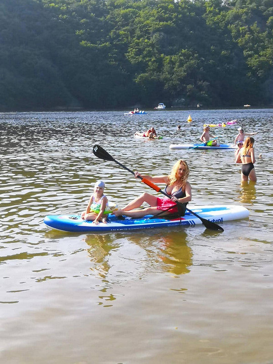 S dcerkou neodolala paddleboardu.