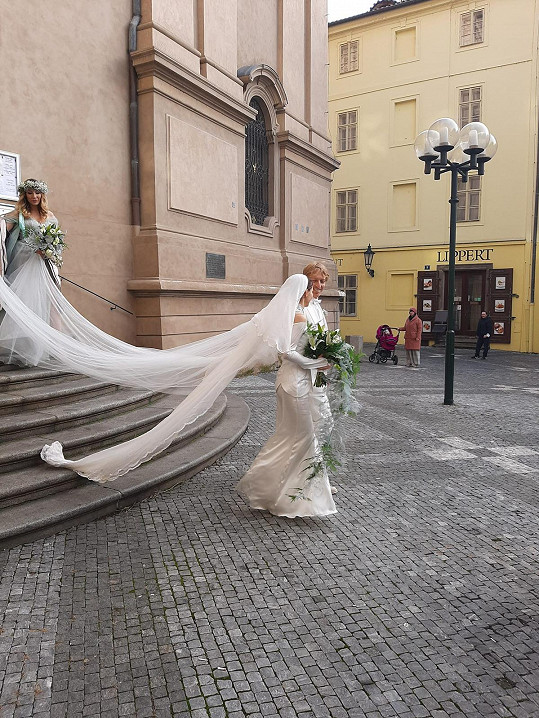 Nevěsta měla šaty s dlouhou vlečkou od návrhářky Andrey Vytlačilové.