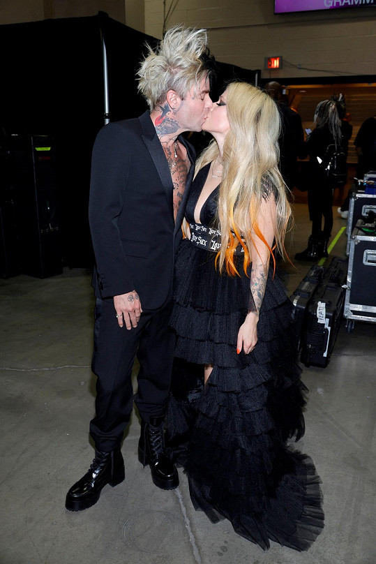 Pořádnou líbačku ukázali také Avril Lavigne s přítelem Mod Sunem. 