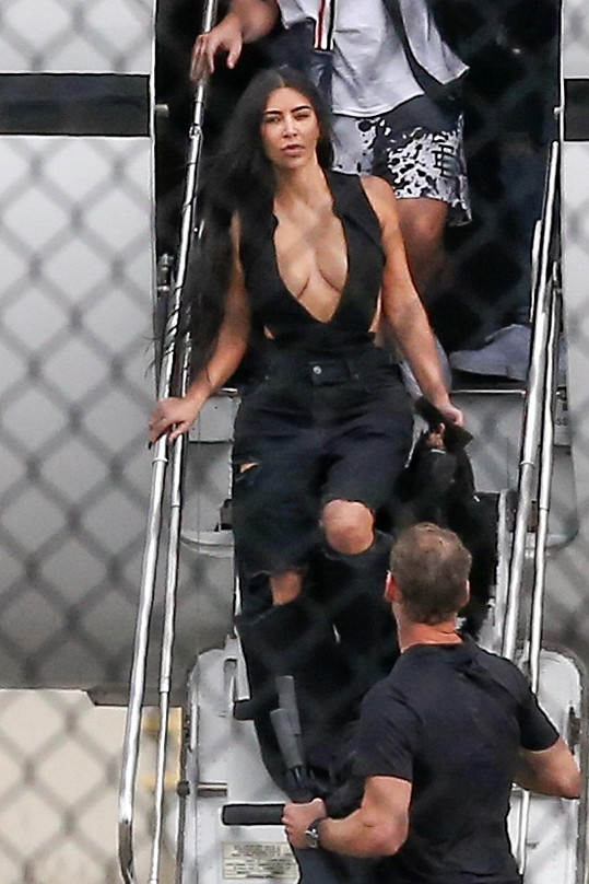 Kim dorazila v sexy outfitu. 