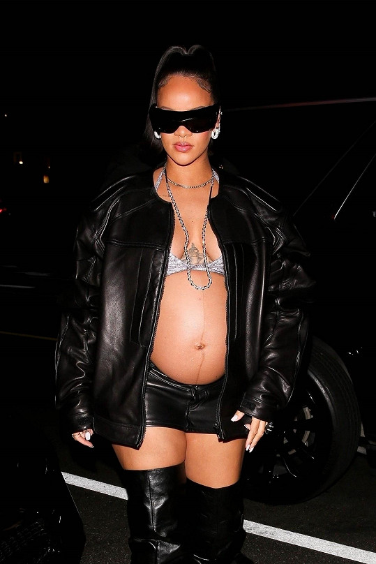 Rihanna si v těhotenství užívá opravdu odvážné outfity. 