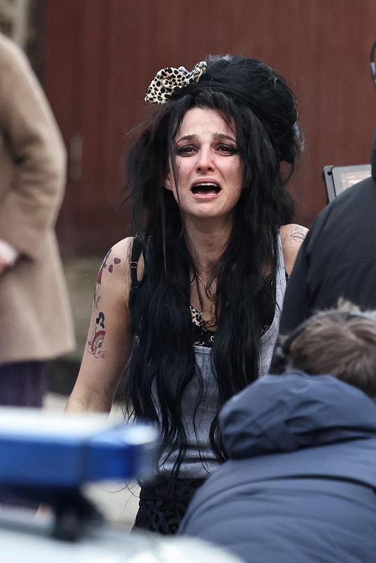 Marisa Abela jako Amy Winehouse při natáčení snímku Back To Black