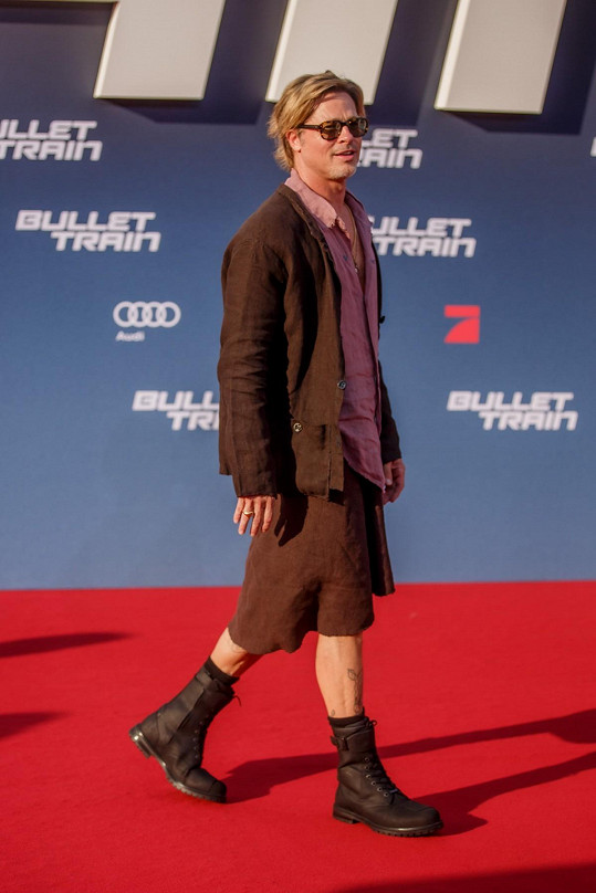 Brad Pitt vynesl na berlínskou premiéru hnědou sukni po kolena. 