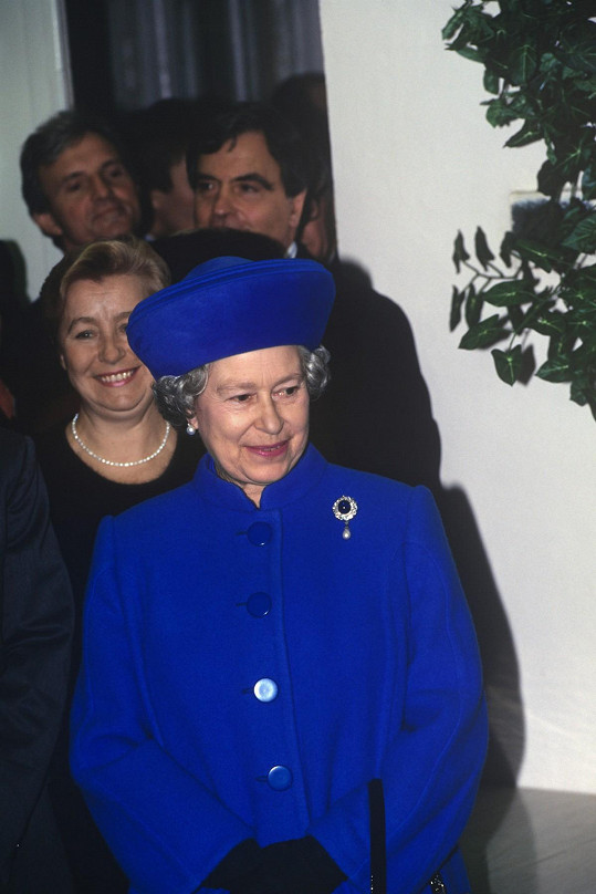 Takhle vypadala královna Alžběta v roce 1994 při návštěvě Moskvy. 