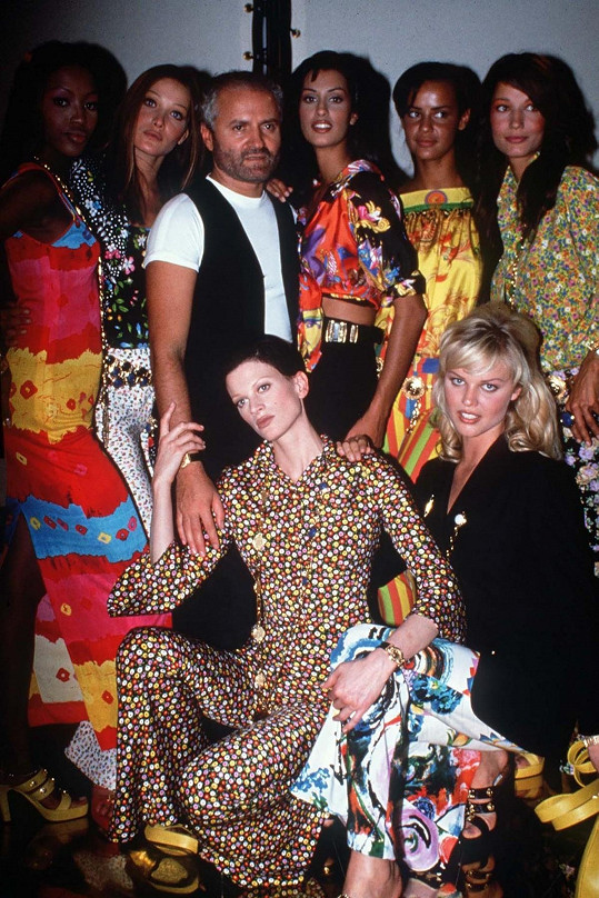 S návrhářem Giannim Versacem a kolegyněmi včetně Naomi Campbell či Carly Bruni v roce 1992