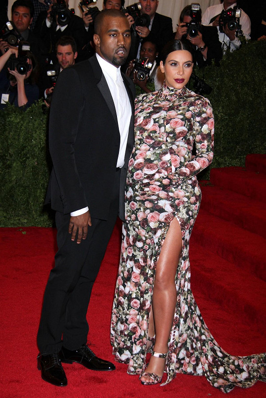 V roce 2013 těhotnou Kim Kardashian kritici za květinový model Givenchy úplně rozcupovali. Podle některých vypadala jako „nevkusná pohovka“ a komentáře televizní hvězda dokonce oplakala. 