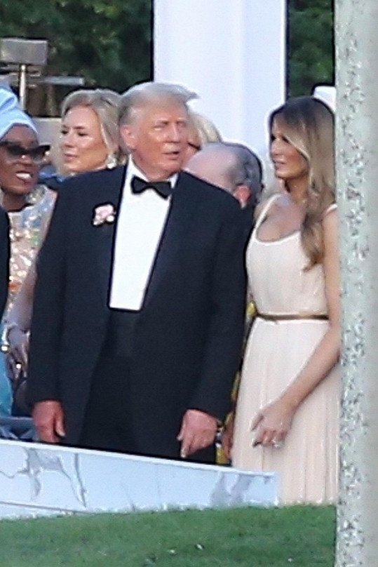 Donald Trump dorazil s manželkou Melanií. 