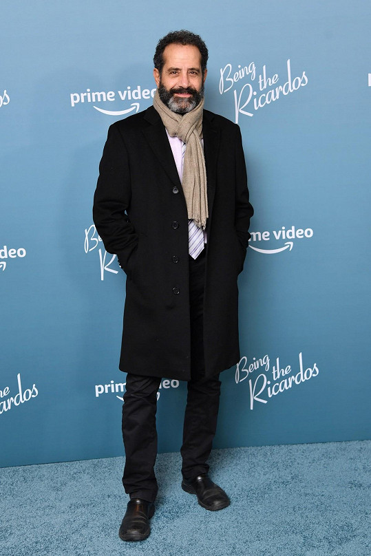 Tony Shalhoub zavítal na premiéru filmu Being the Ricardos. 