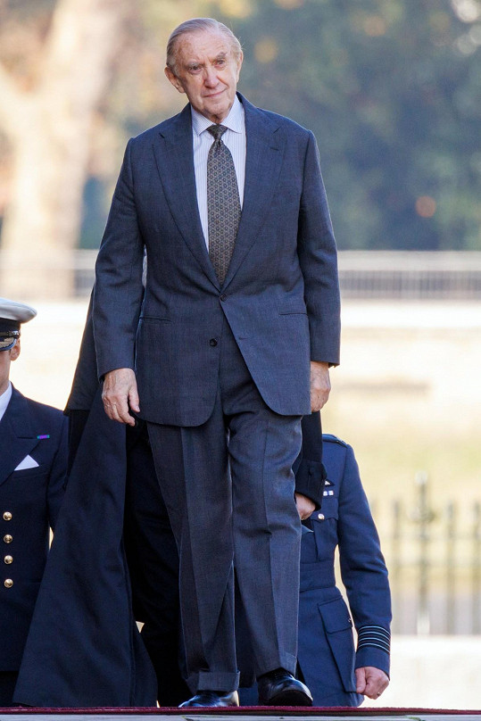 Manžela královny, prince Philipa, hraje v páté sérii Jonathan Pryce.