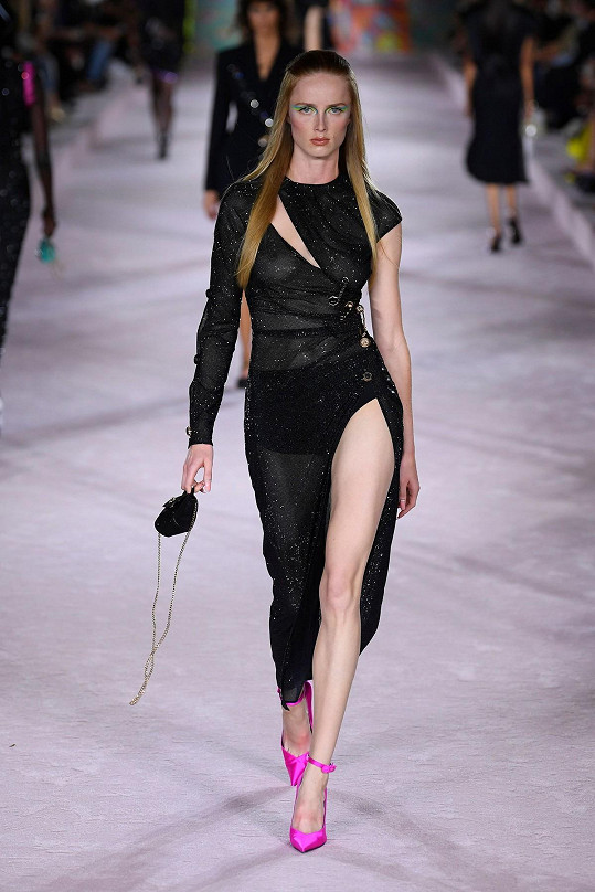 Na přehlídce Versace vyšla modelka v průhledných šatech bez podprsenky, Kylie byla cudnější. 