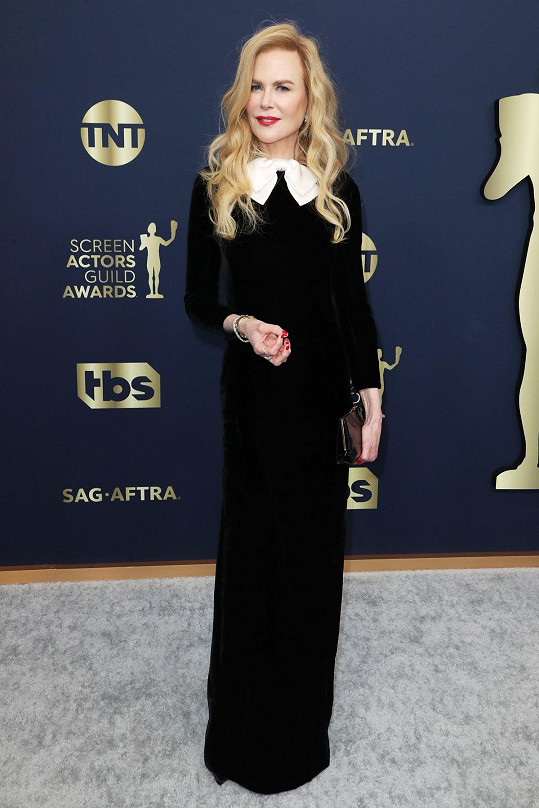 Nicole Kidman vynesla úzkou sametovou róbu značky Saint Laurent. 