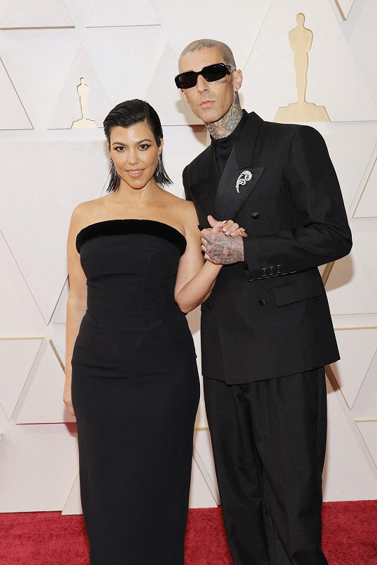Kourtney Kardashian a Travis Barker jsou zasnoubení od loňského roku, svatba ovšem proběhla tak trochu narychlo. 