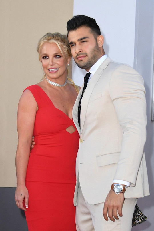 Britney Spears a Sam Asghari budou rodiči. 
