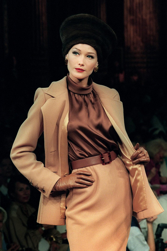 V minulosti sama brázdila mola během přehlídek této značky. Zde Haute Couture Yves Saint-Laurent v roce 1995.