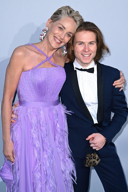 Sharon Stone s nejstarším synem Roanem, jehož kamaráda si vzala pod křídla. 